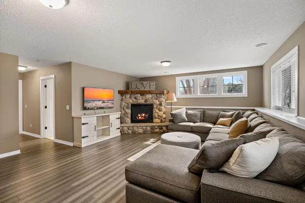 $550,000 | 20599 Islandview Circle, Lakeville, MN 55044