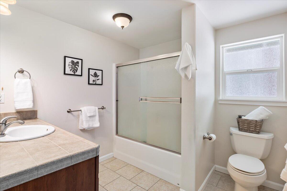 53249 Andrews Road La Pine, OR 97739 - Photo 27 of 49 Guest Bathroom