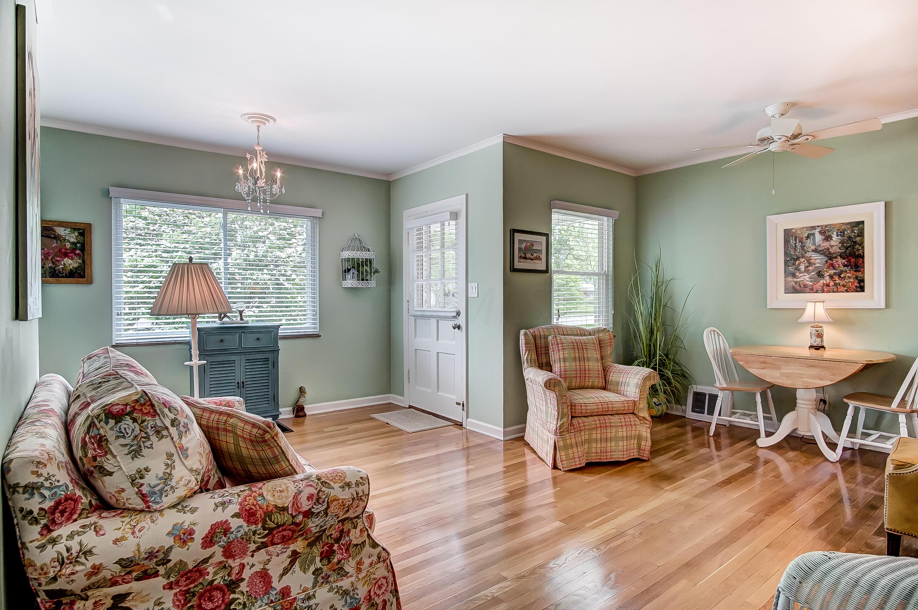 2073 Zollinger Road Columbus, OH 43221 - Photo 5 of 24 Living Room
