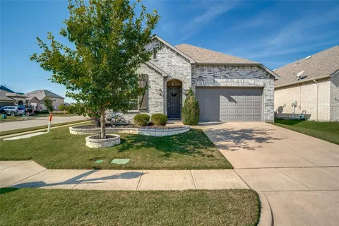 a view of a house with entertaining space