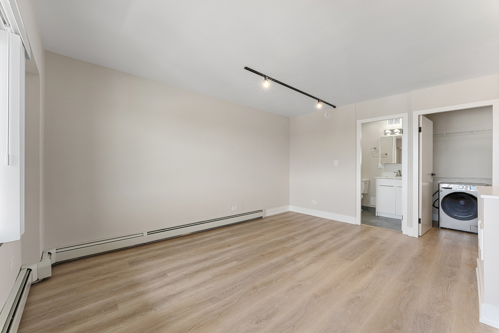6166 North Sheridan Road, Unit 16A Chicago, IL 60660 - Photo 8 of 17 a view of a room with utility room