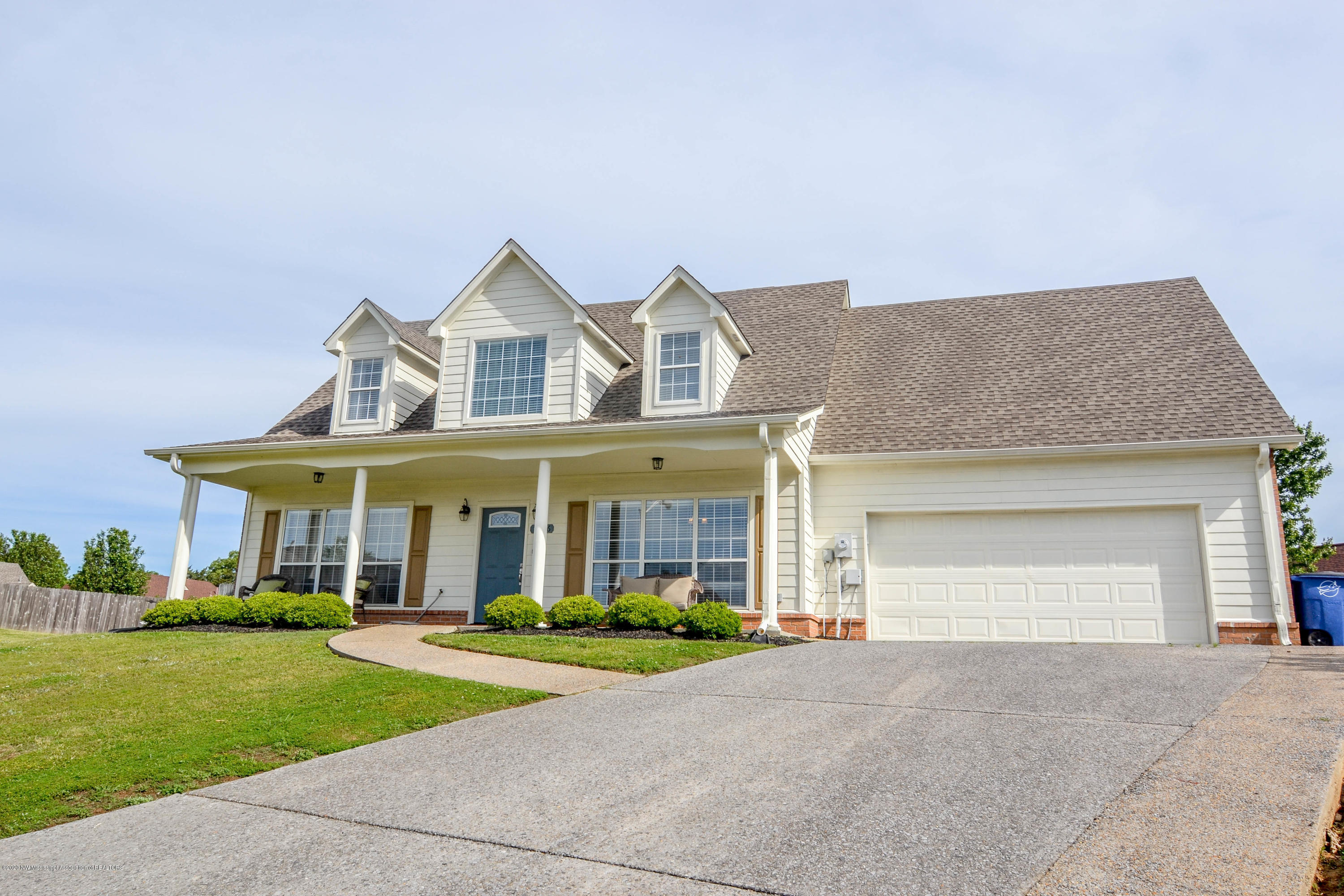 7716 Alexanders Ridge Cove Olive Branch, MS 38654 - Photo 2 of 21 2-Car Garage