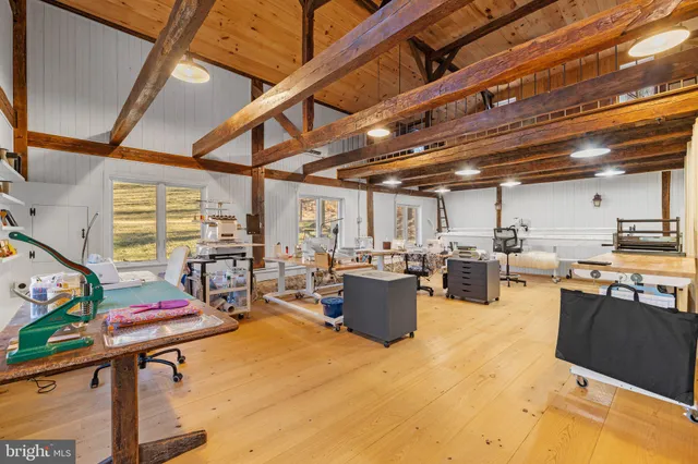 a view of yard with green space