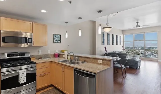 $2,000 | 150 South Las Vegas Boulevard, Unit 1802, Las Vegas, NV 89101