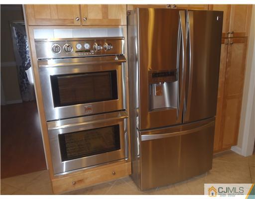 27 Cartwright Drive West Windsor, NJ 08550 - Photo 4 of 14 a close view of stove top oven