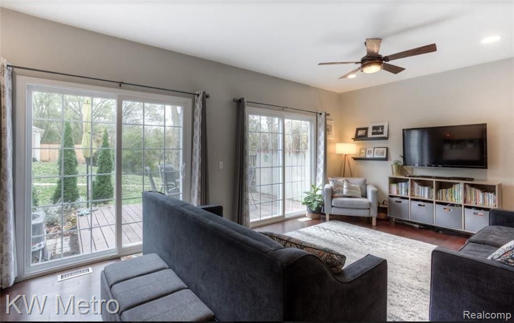 1137 Pine Ridge Court Rochester Hills, MI 48306 - Photo 10 of 27