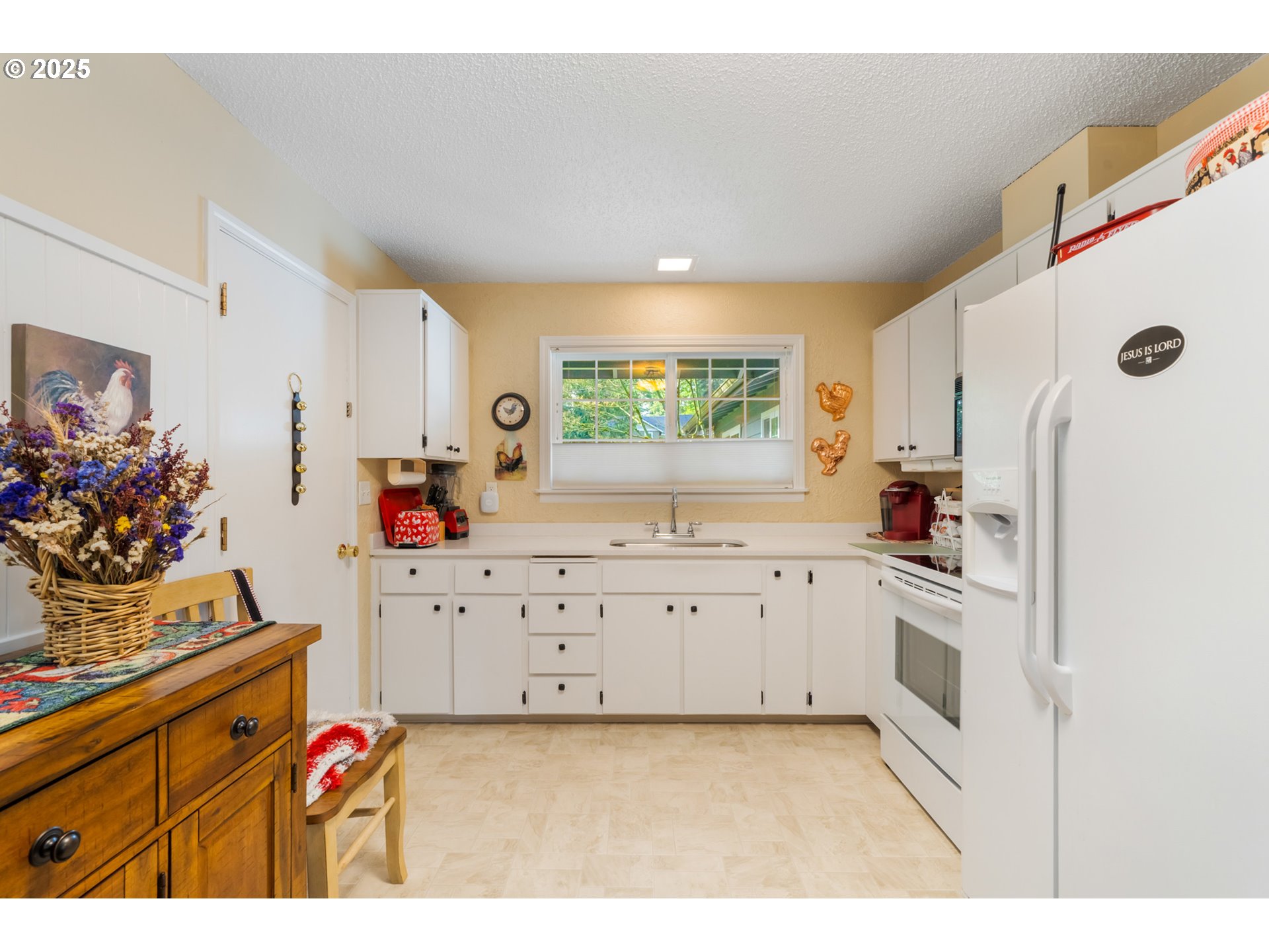 16808 Southwest Inverurie Road Lake Oswego, OR 97035 - Photo 14 of 38 a kitchen with granite countertop a refrigerator and a stove