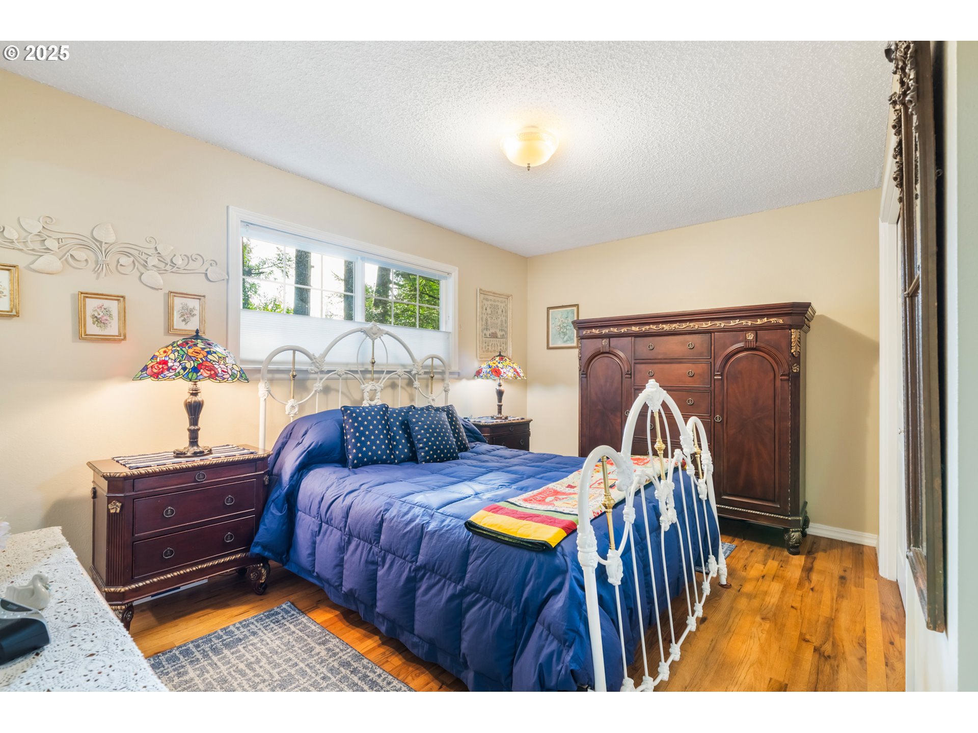 16808 Southwest Inverurie Road Lake Oswego, OR 97035 - Photo 18 of 38 a bedroom with bed and a window