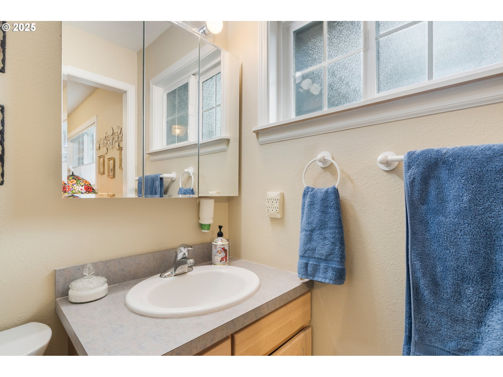 16808 Southwest Inverurie Road Lake Oswego, OR 97035 - Photo 22 of 38 a bathroom with a sink and a mirror