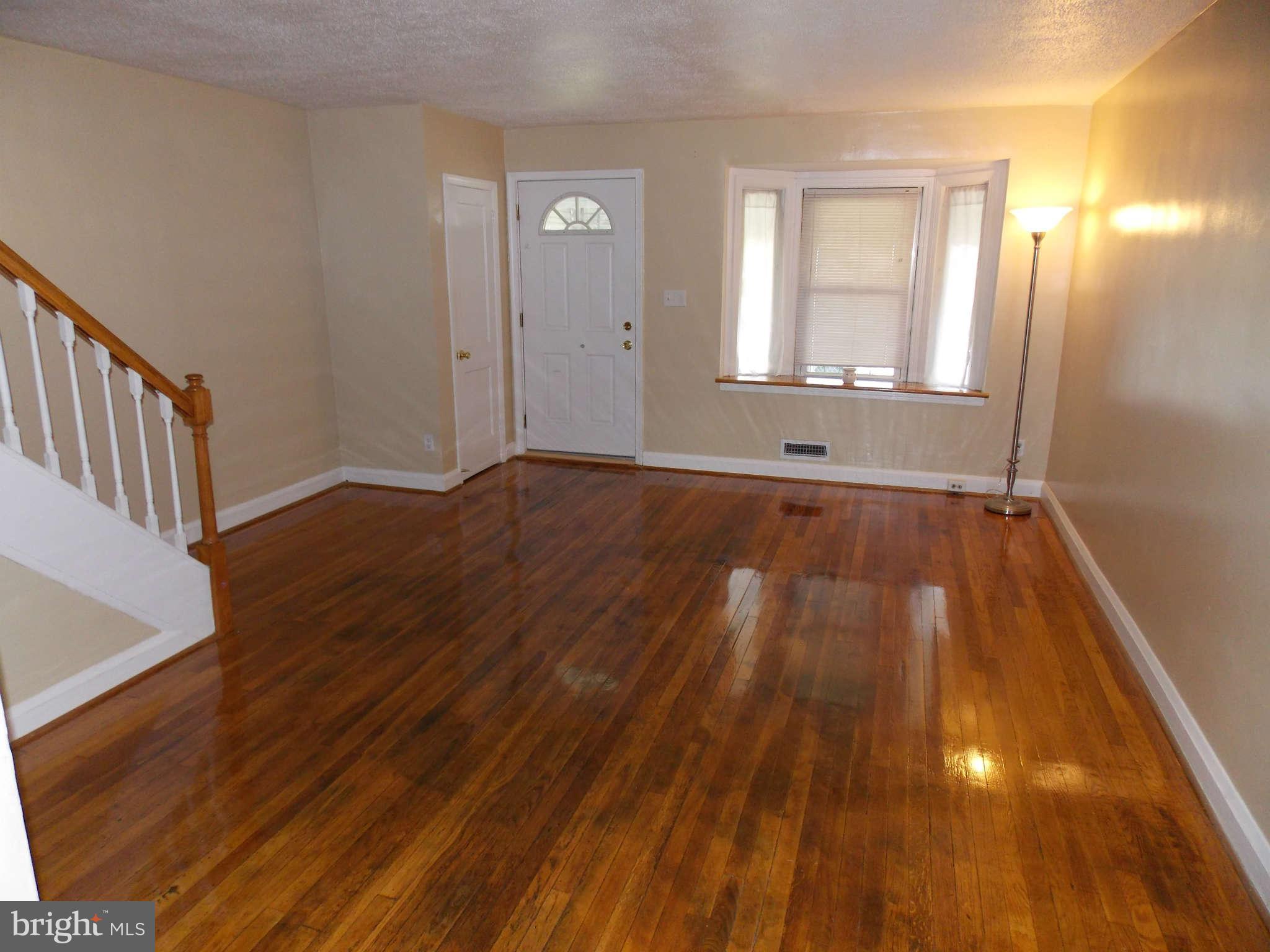 654 Middlesex Road Baltimore, MD 21221 - Photo 3 of 15 Living Room