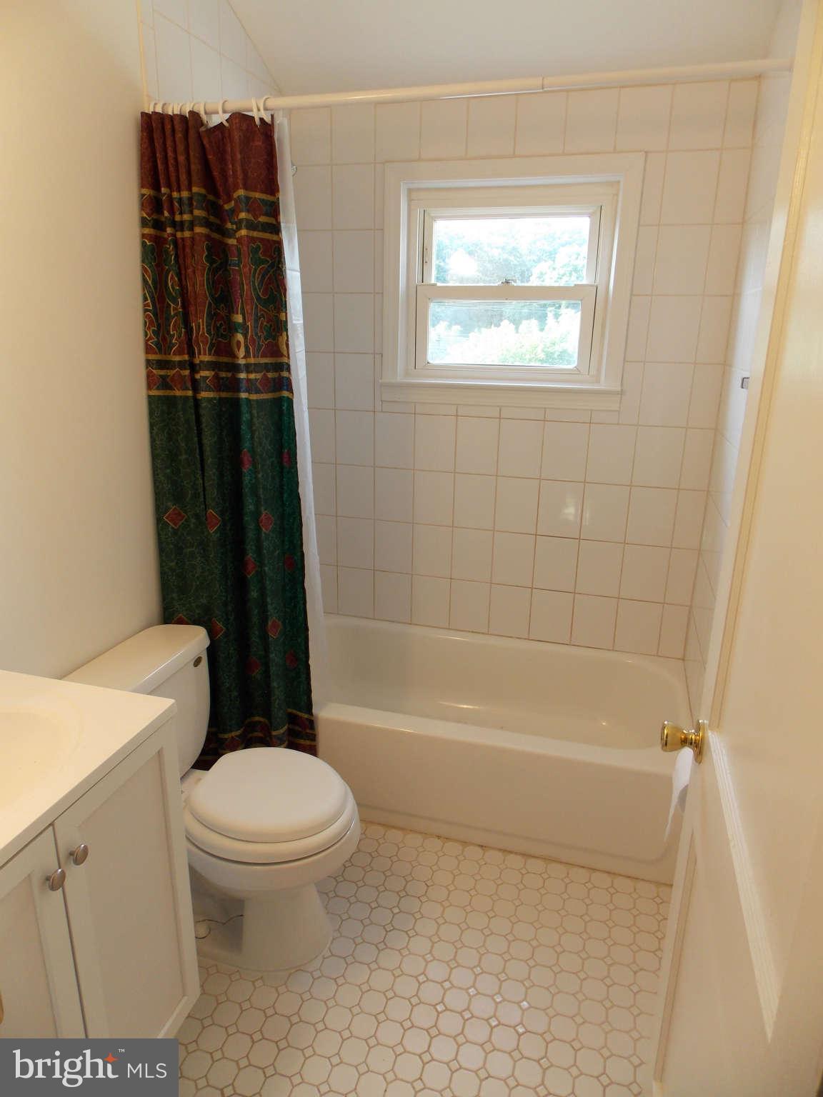 654 Middlesex Road Baltimore, MD 21221 - Photo 8 of 15 Bath