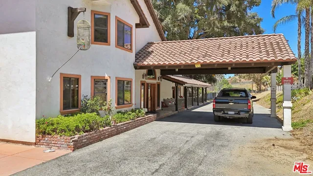 a view of a car park in front of house