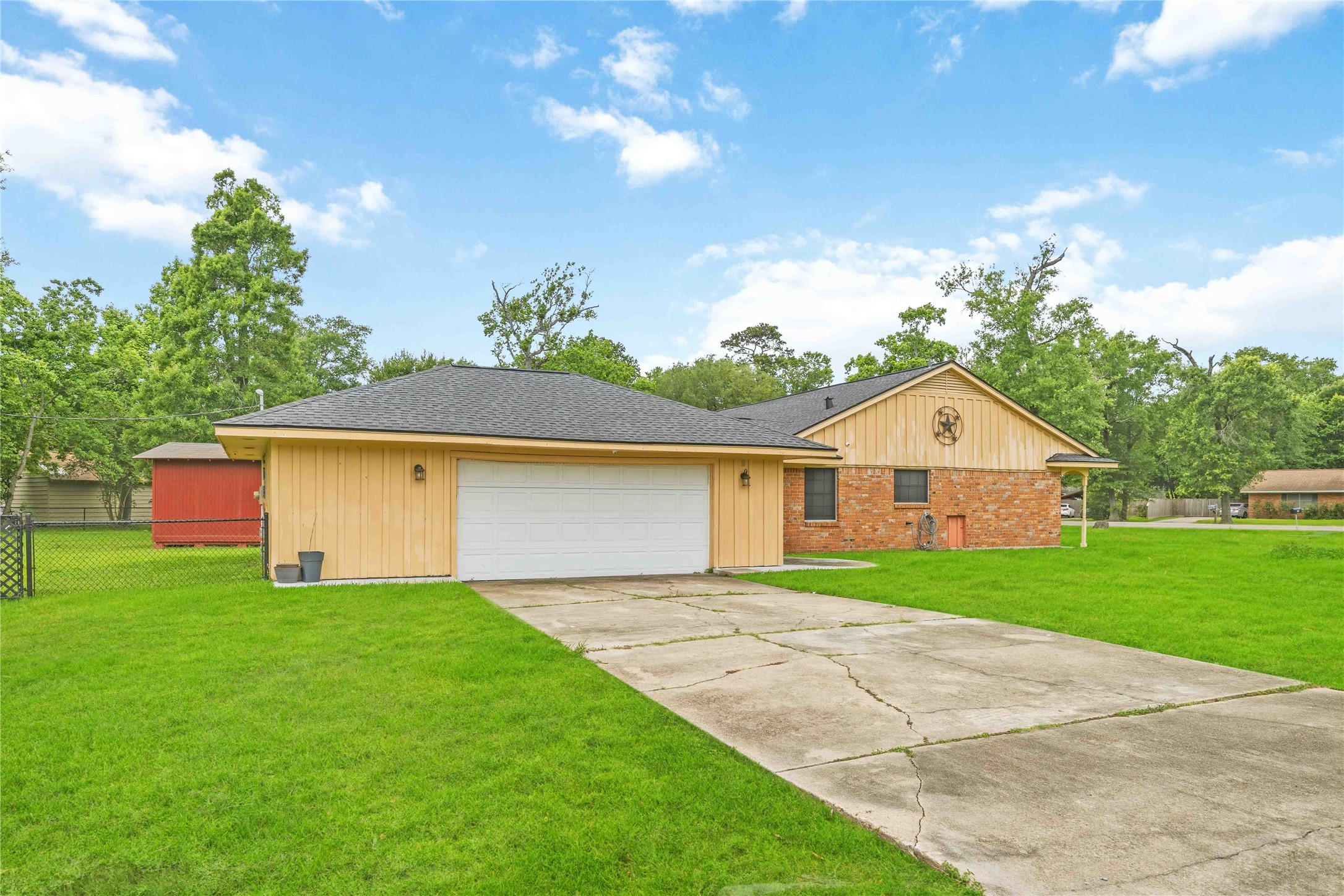 435 Rolling Wood Road Baytown, TX 77520 - Photo 4 of 29 2 car garage with private driveway