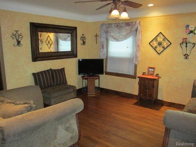 17244 Stephens Road Eastpointe, MI 48021 - Photo 3 of 20 9-8-11 104