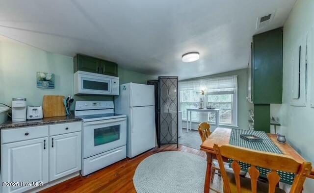 714 Pollock Street, Unit B New Bern, NC 28562 - Photo 5 of 8 IMG_0717 (1)
