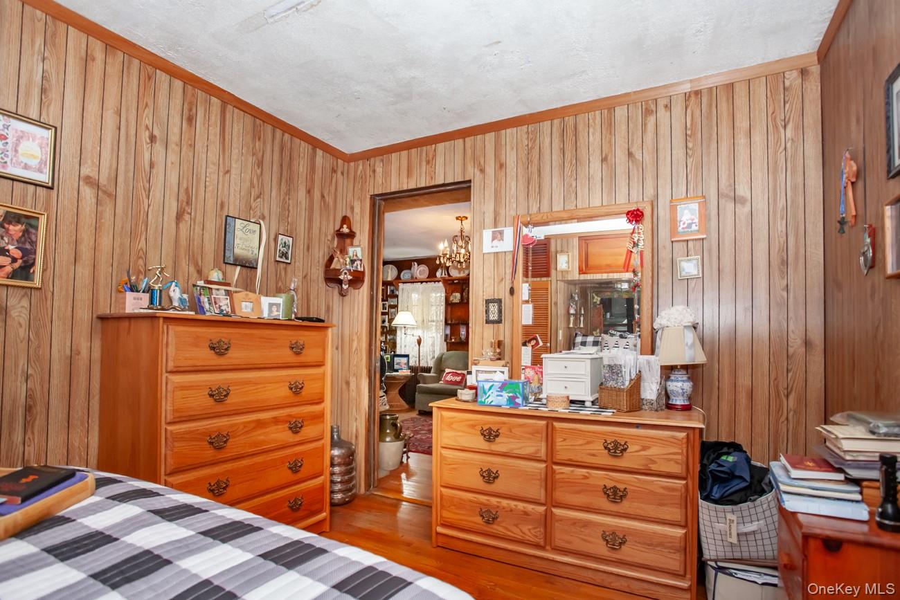 211 Broadway Verplanck, NY 10596 - Photo 12 of 48 a room with furniture and a mirror