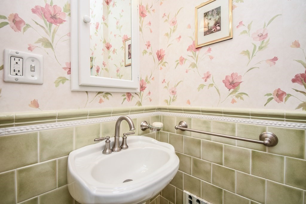4 Radcliffe Road Belmont, MA 02478 - Photo 10 of 40