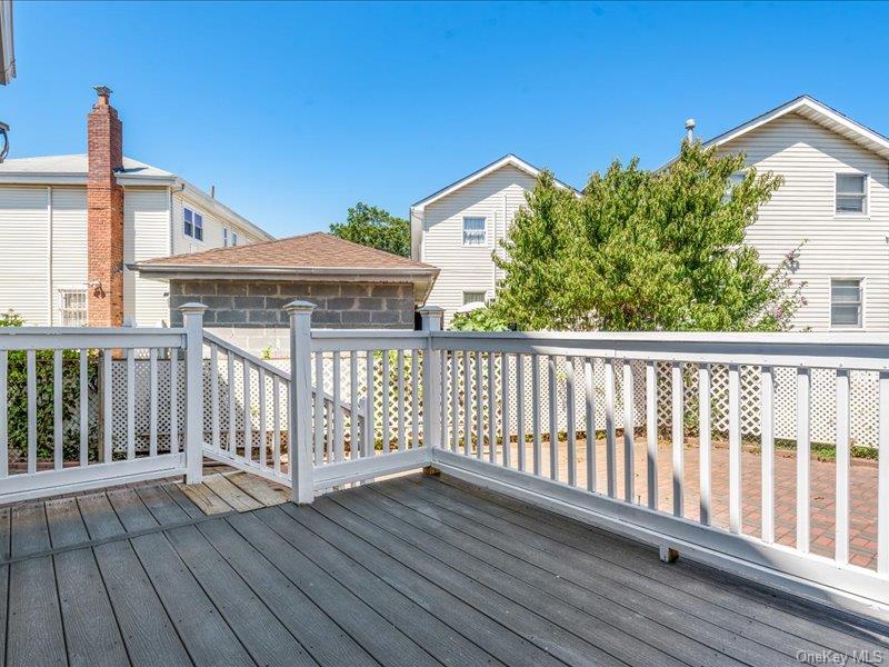 176-27 Sunbury Road Queens, NY 11434 - Photo 18 of 31 Wooden terrace featuring a residential view