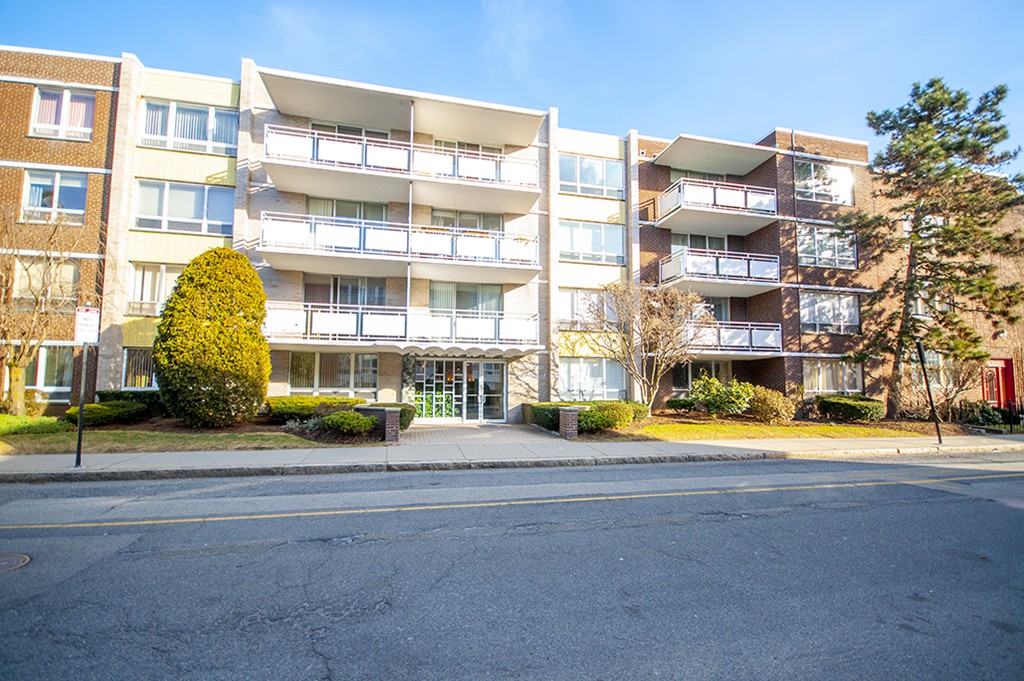 41 Park Street, Unit 207 Brookline, MA 02446 - Photo 23 of 25 a view of building with traffic signal lights