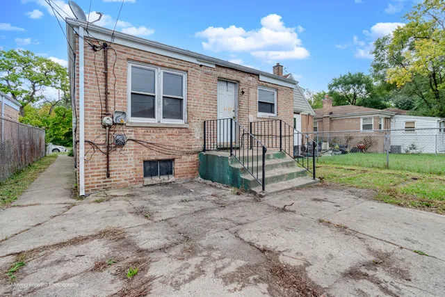 a view of a house with backyard and a tree