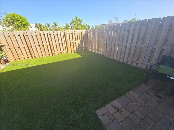 a view of a backyard