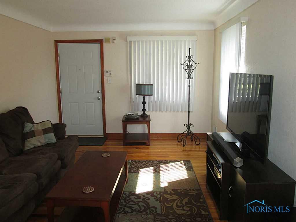 2015 Stoneham Road Toledo, OH 43615 - Photo 4 of 16 Living Room.