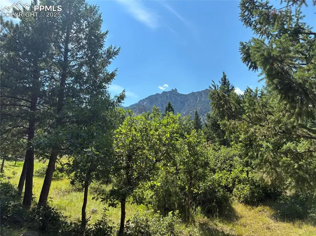 a view of a houses with a yard