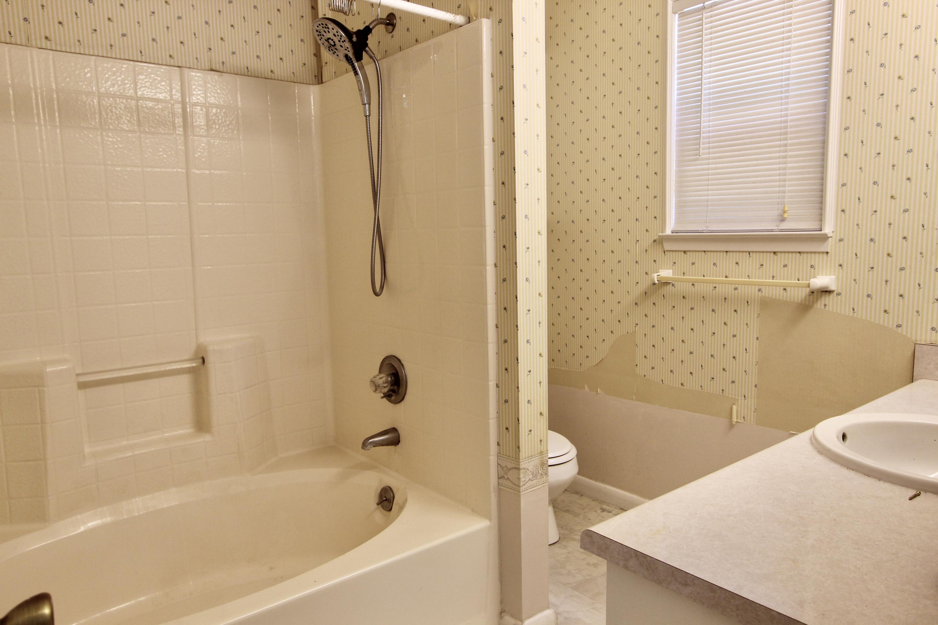 1088 Tallokas Road Crestview, FL 32536 - Photo 8 of 16 a bathroom with a bathtub