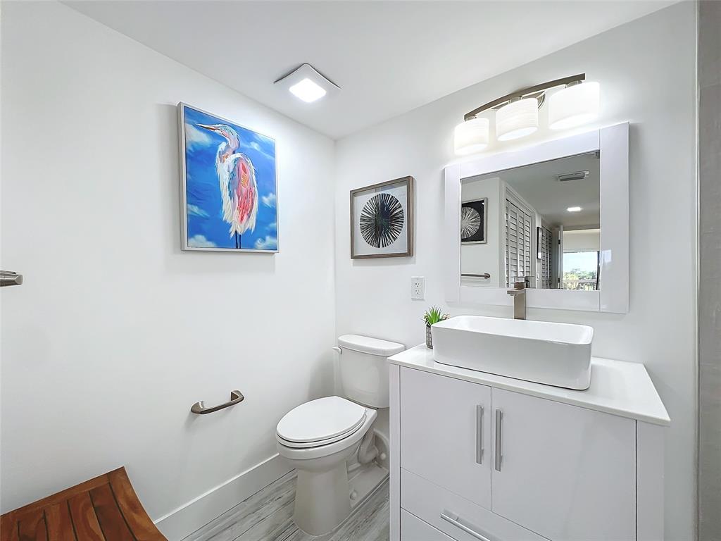 364 Golfview Road, Unit 507 North Palm Beach, FL 33408 - Photo 19 of 25 a bathroom with a toilet a sink and mirror