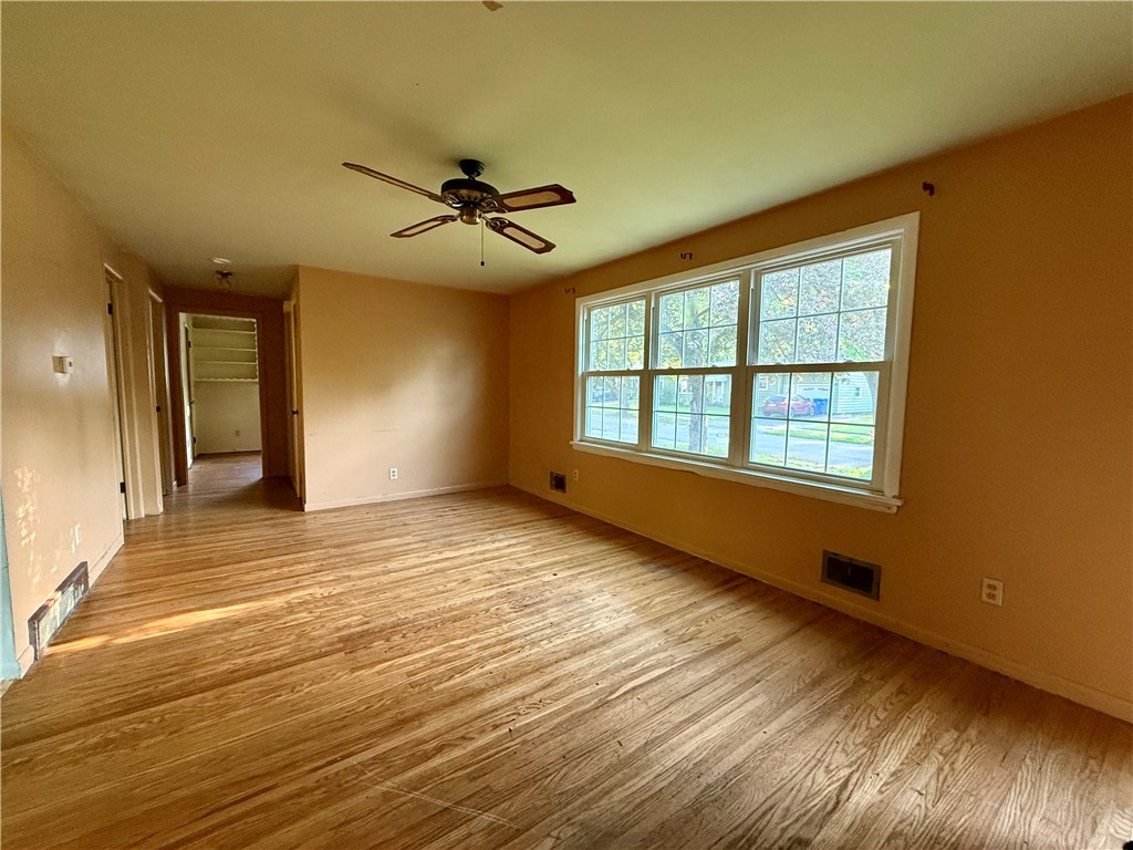 116 Lemoyn Avenue Rochester, NY 14612 - Photo 4 of 21