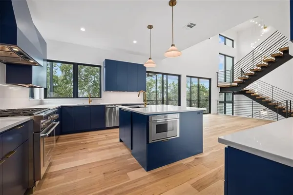 $10,000 | 200 Lake Hills Drive North, Austin, TX 78733