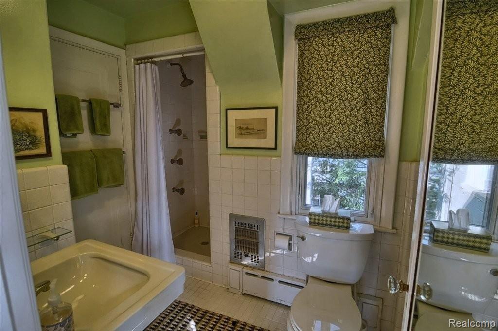 541 Lincoln Road Grosse Pointe, MI 48230 - Photo 17 of 30 Master Bathroom.jpg
