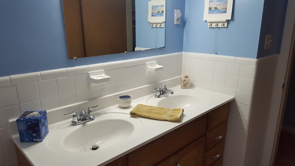 7 Pompano Road Worcester, MA 01605 - Photo 18 of 29 a bathroom with a sink and a mirror