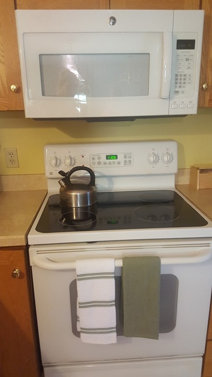 7 Pompano Road Worcester, MA 01605 - Photo 8 of 29 a close view of stove