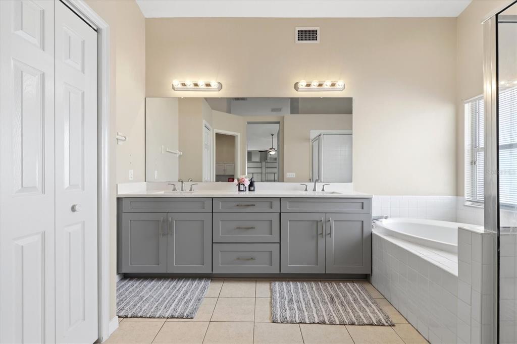 224 Bryan Oak Avenue Brandon, FL 33511 - Photo 23 of 33 a bathroom with a bathtub a double vanity sink and a mirror
