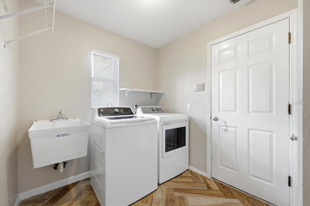 224 Bryan Oak Avenue Brandon, FL 33511 - Photo 26 of 33 a utility room with dryer and washer