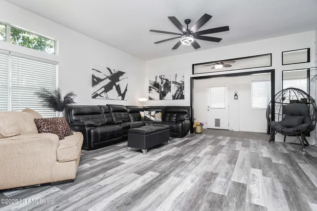 a view of a house with backyard