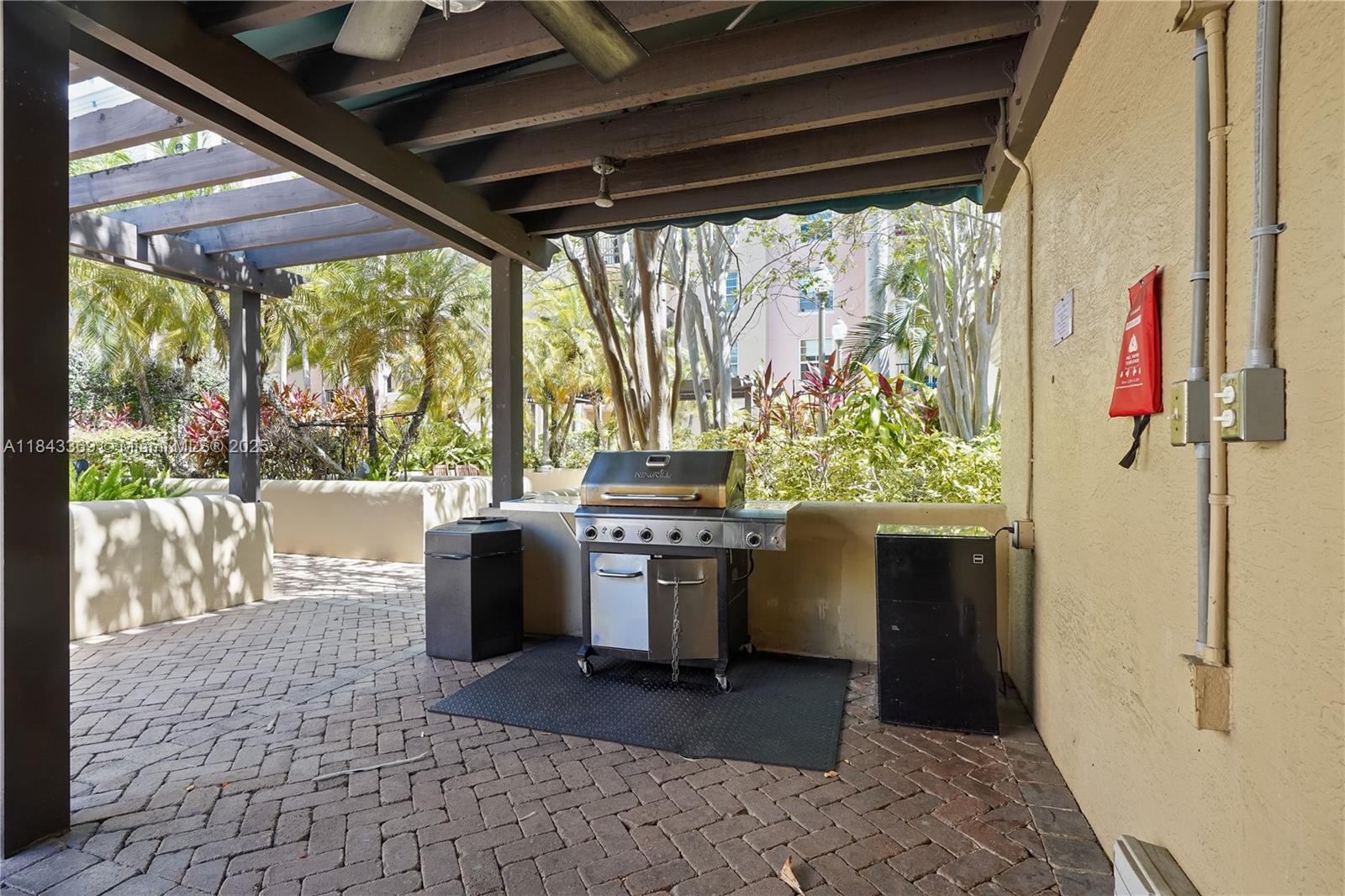 520 Southeast 5th Avenue, Unit 3503 Fort Lauderdale, FL 33301 - Photo 9 of 37 a kitchen with a stove and a refrigerator