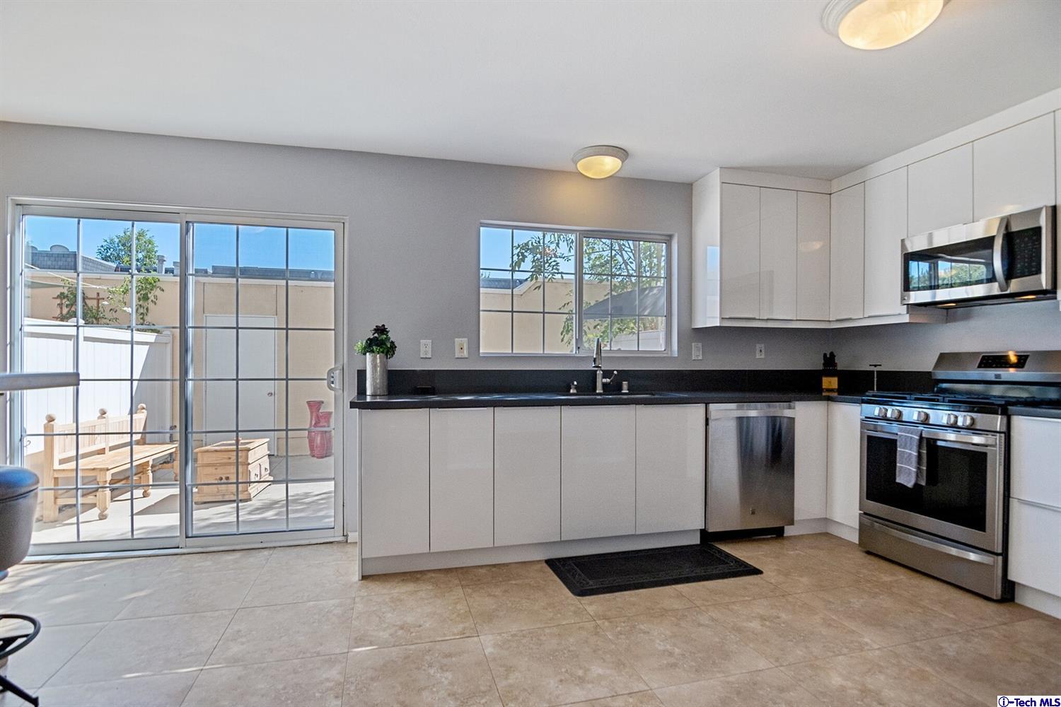 19110 Kittridge Street, Unit 5 Reseda, CA 91335 - Photo 7 of 29