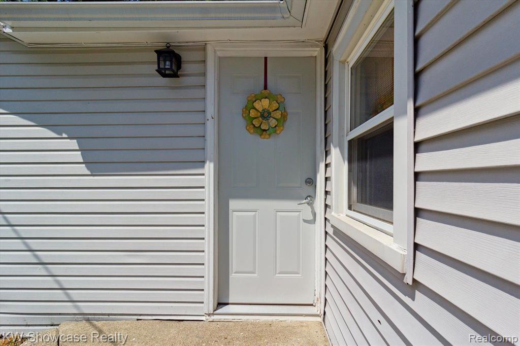 890 Farnsworth Road White Lake, MI 48386 - Photo 4 of 42