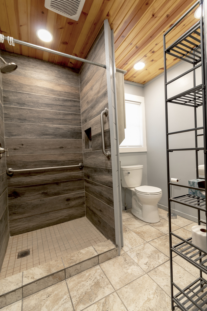 1455 North Gorham Road Morris, IL 60450 - Photo 13 of 22 a bathroom with a toilet and a shower