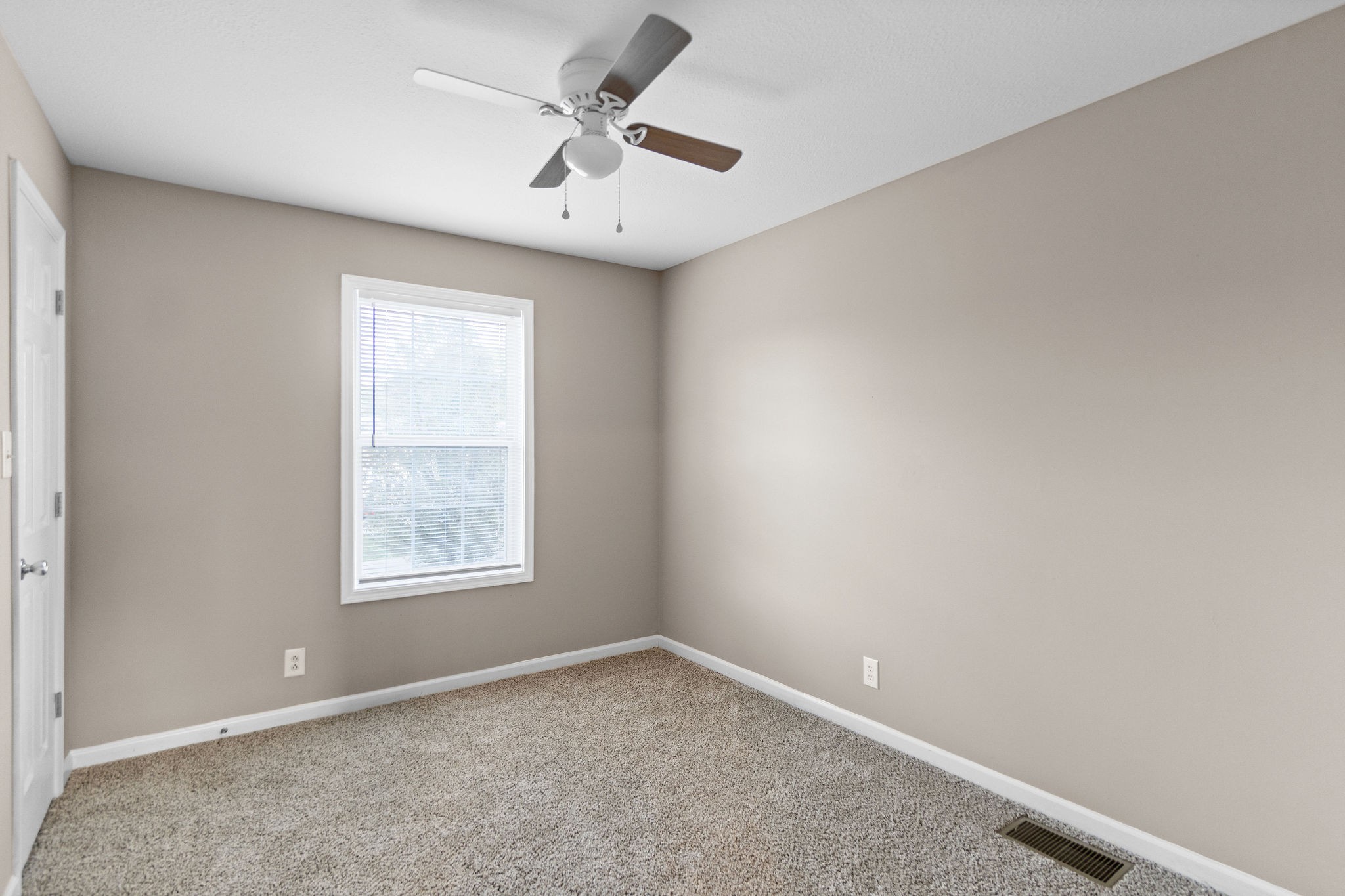804 Golf View Place, Unit B Clarksville, TN 37043 - Photo 23 of 24 an empty room with a window