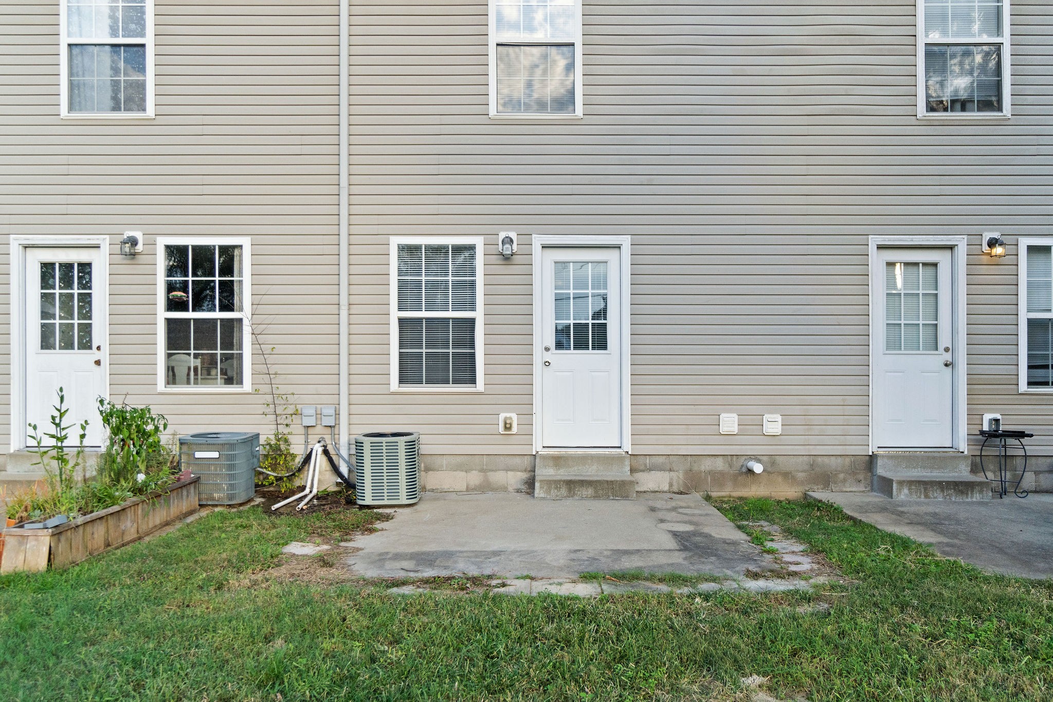 804 Golf View Place, Unit B Clarksville, TN 37043 - Photo 24 of 24 a front view of a house with garden