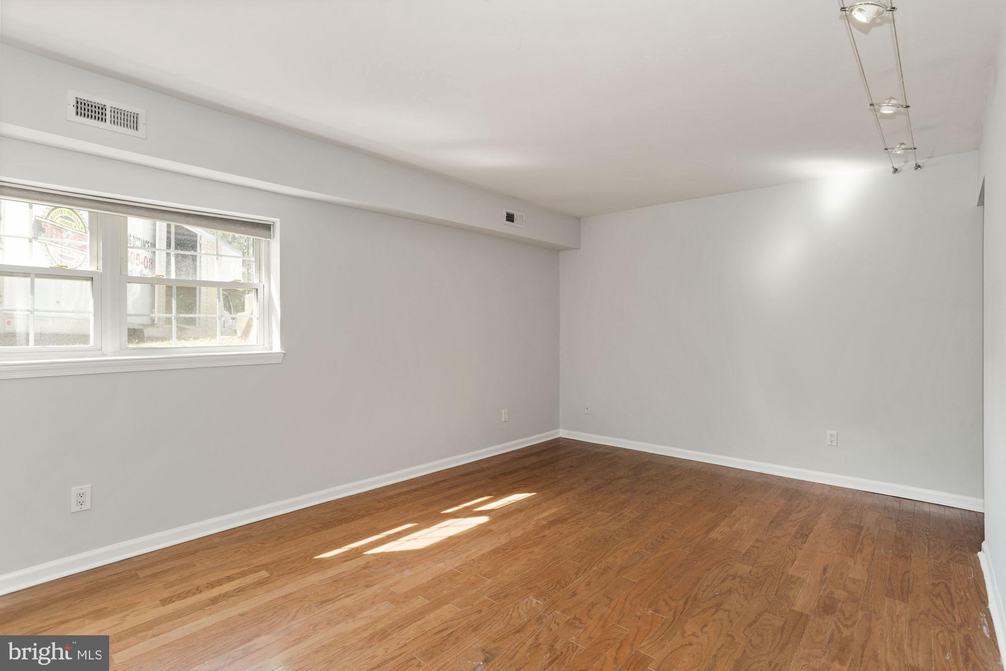 4008 Spring Run Court, Unit 2F Chantilly, VA 20151 - Photo 14 of 18 Gallery Image 14