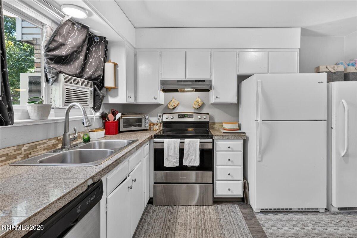 5 Smithridge Park Reno, NV 89502 - Photo 9 of 24 a kitchen with a stove cabinets and refrigerator