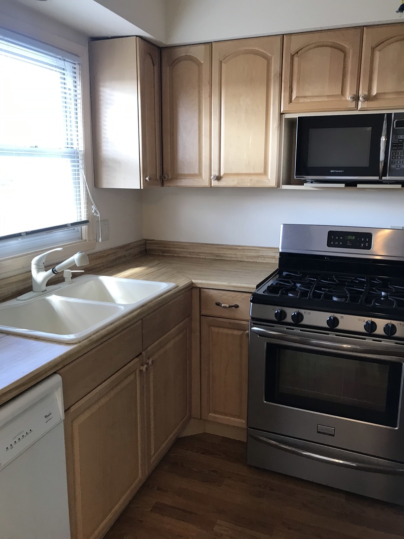 1860 Nottingham Drive Aurora, IL 60505 - Photo 3 of 26