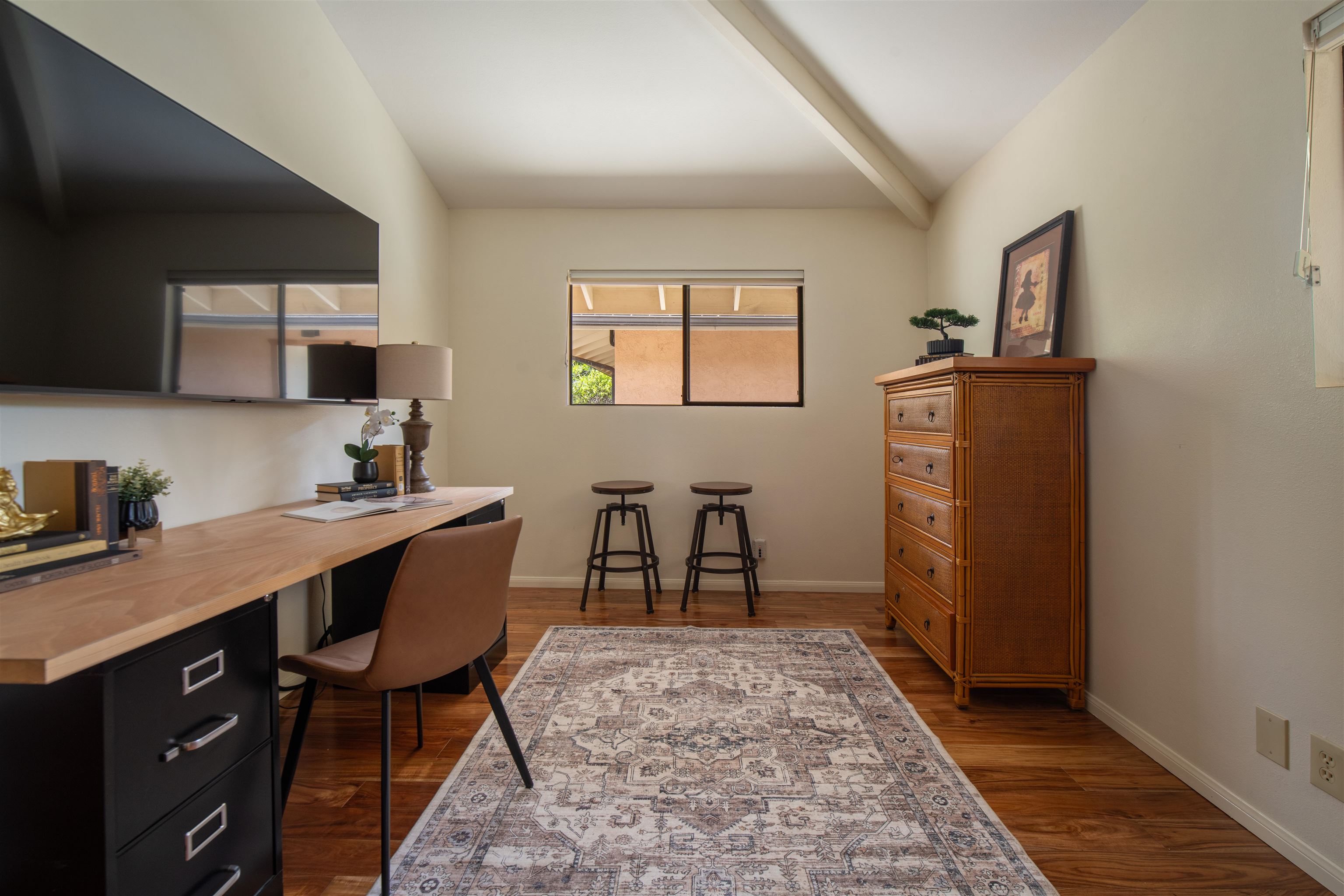 358 Holopuni Road Kula, HI 96790 - Photo 21 of 49 a workspace with furniture and window