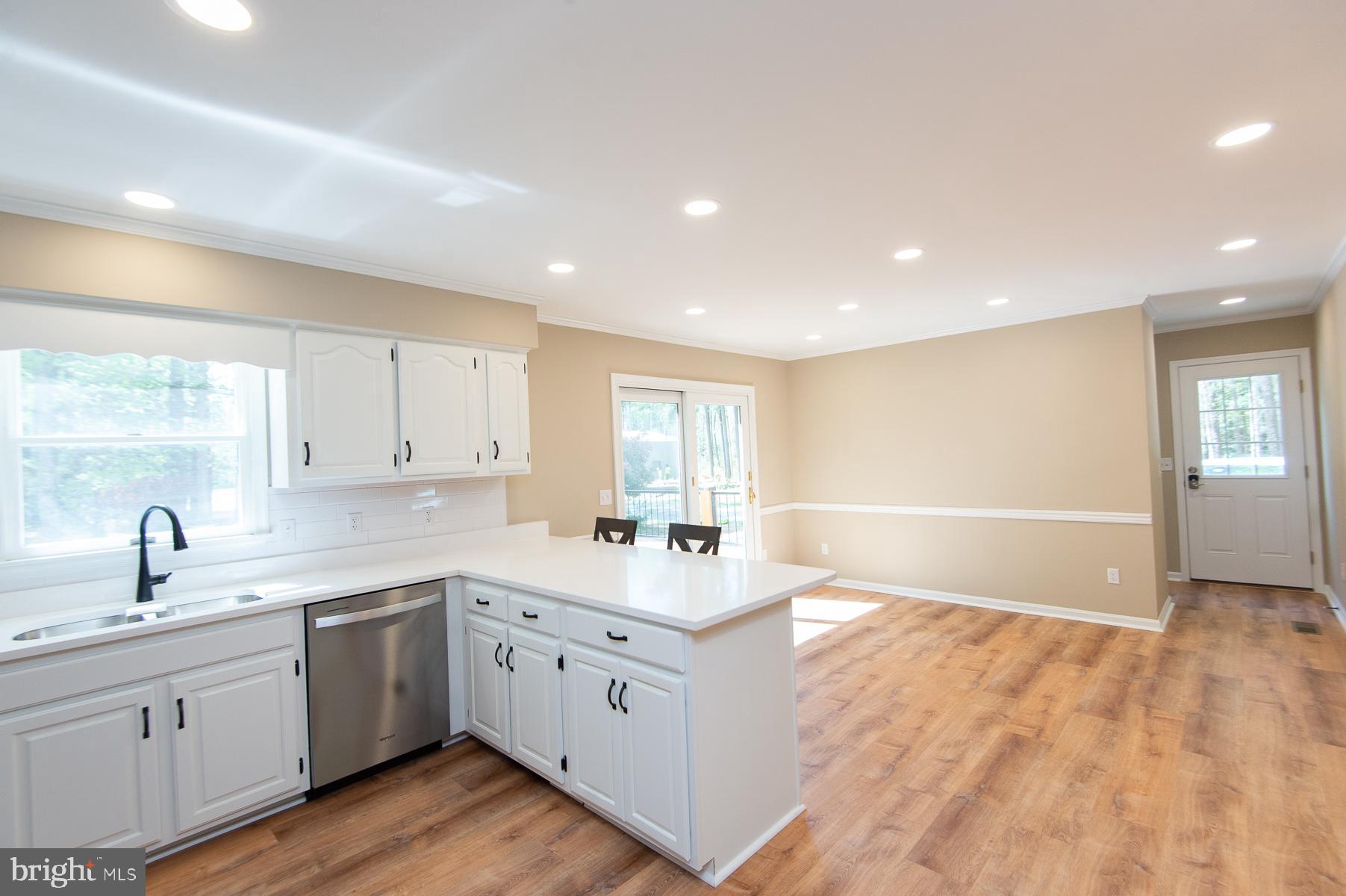 5951 Ross Neck Road Cambridge, MD 21613 - Photo 13 of 53 Kitchen & dining area