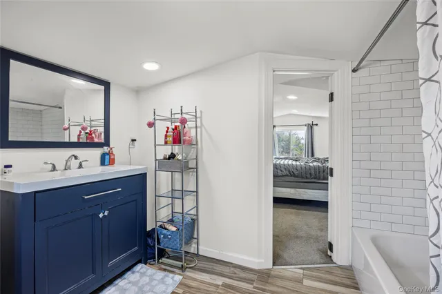 a en suite bathroom with a double vanity sink and a mirror