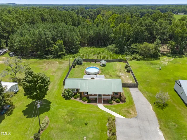 a view of a yard with chairs